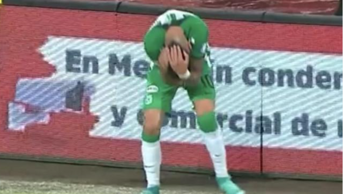 У Колумбії фанат кинув ніж у голову футболіста прямо під час гри – відео божевілля
