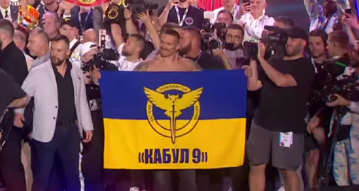 Усик почтил память украинского героя перед взвешиванием и развернул флаг подразделения ГУР