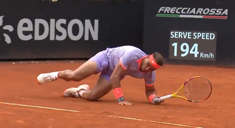 Рафаель Надаль під час падіння / Скріншот з відео Рафаель Надаль під час падіння / Скріншот з відео