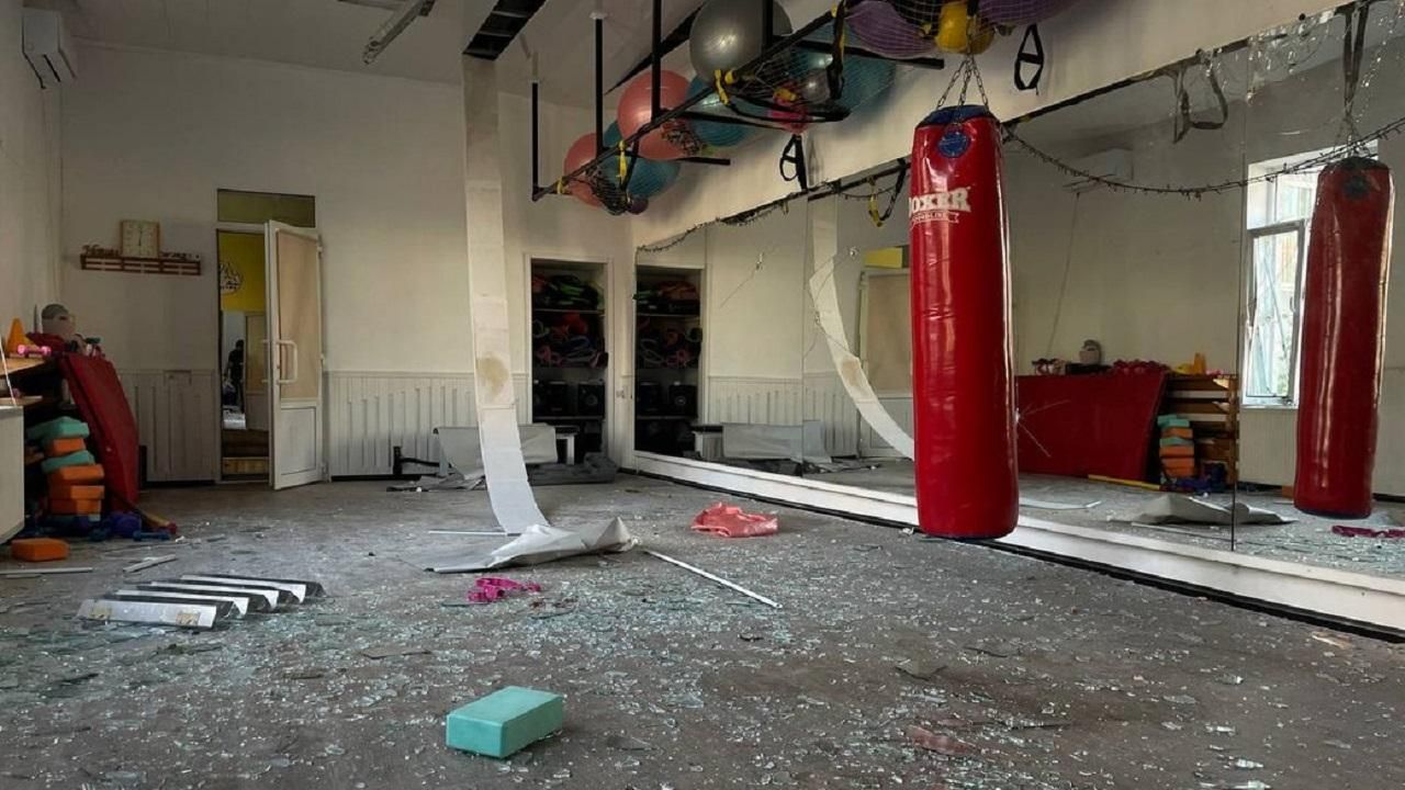 Наслідки влучань російських авіабомб по Дергачах / Фото: Суспільне Харків / Дар'я Кінша