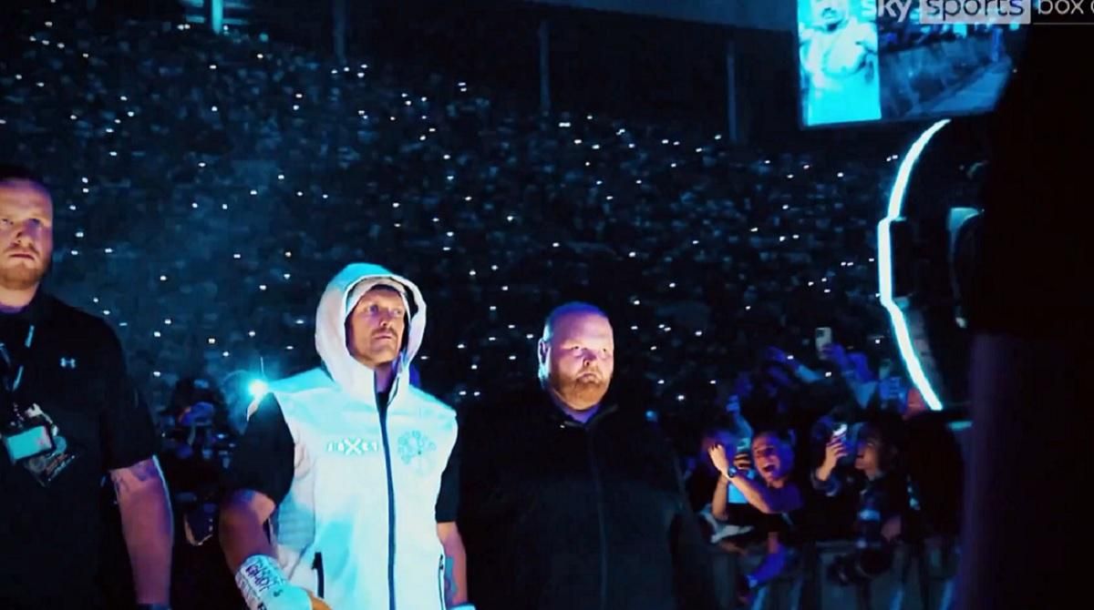Олександр Усик (по центру) / Скріншот з відео