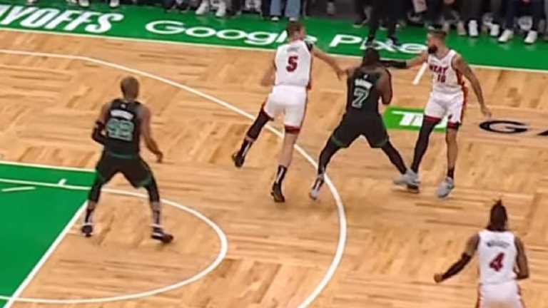 Бостон переміг Маямі / Скріншот з відео Бостон переміг Маямі / Скріншот з відео