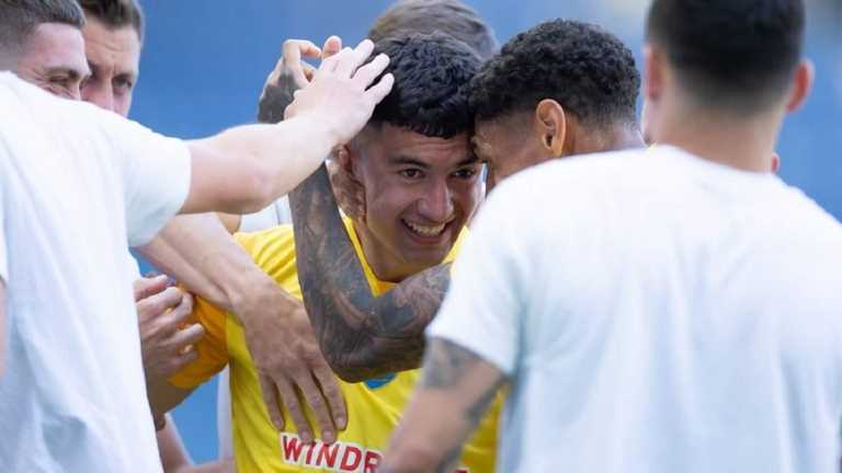 Рамик Гаджиев (в центре) / СК Днепр-1 Рамик Гаджиев (в центре) / СК Днепр-1