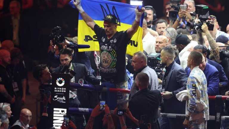 Олександр Усик після перемоги над Ф'юрі / Фото EFE Олександр Усик після перемоги над Ф'юрі / Фото EFE