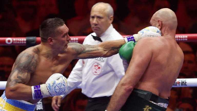 Усик атакує Ф'юрі / Фото EFE Усик атакує Ф'юрі / Фото EFE