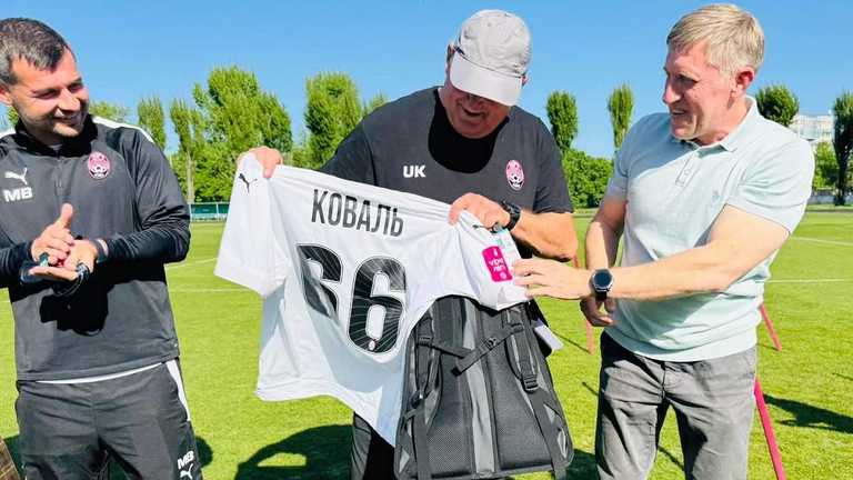 Младен Бартуловіч (ліворуч) та Юрій Коваль (в центрі) / ФК Зоря Младен Бартуловіч (ліворуч) та Юрій Коваль (в центрі) / ФК Зоря