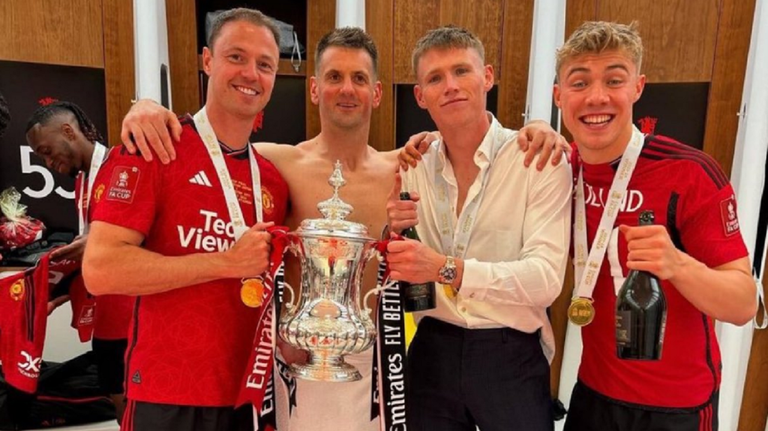 Расмус Хьойлунд (крайній праворуч) / Фото з соцмереж Расмус Хьойлунд (крайній праворуч) / Фото з соцмереж