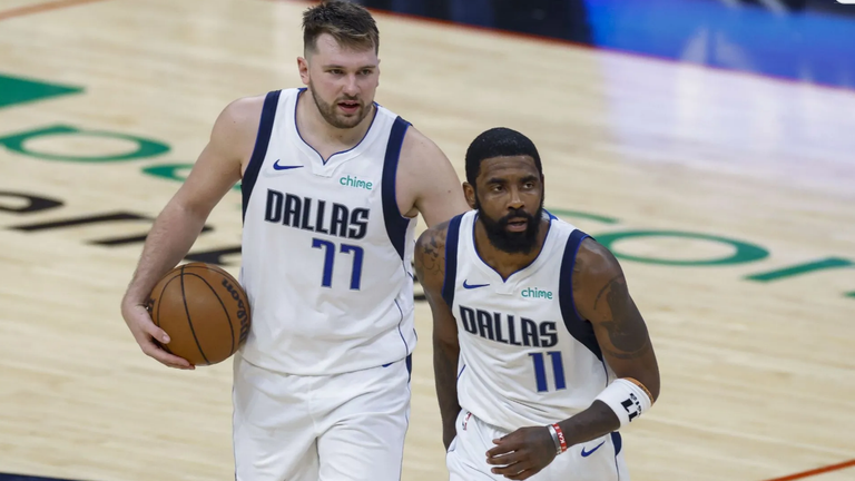 Лука Дончіч і Кайрі Ірвінг / Фото: EFE / Adam Davis Лука Дончіч і Кайрі Ірвінг / Фото: EFE / Adam Davis