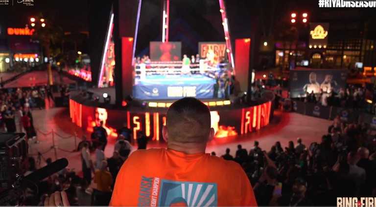 Усик стежить за тренуванням Ф'юрі / Скріншот з відео Усик стежить за тренуванням Ф'юрі / Скріншот з відео