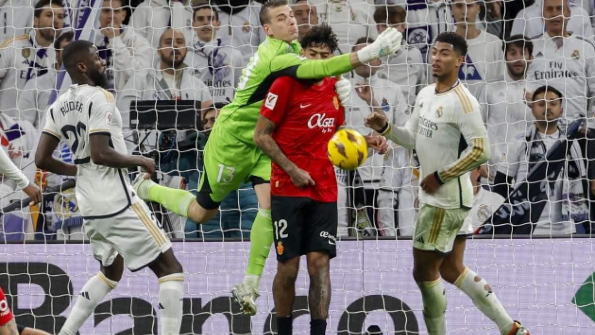 Андрій Лунін (по центру) / Фото EFE