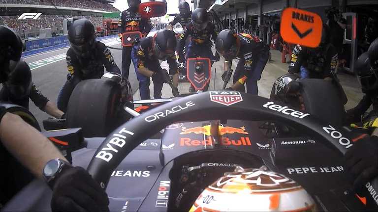 Болид Ферстаппена / Скриншот с трансляции Болид Ферстаппена / Скриншот с трансляции