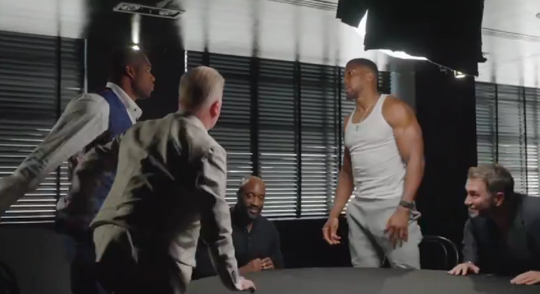 Сутичка між Дюбуа і Джошуа / Скріншот з відео Сутичка між Дюбуа і Джошуа / Скріншот з відео