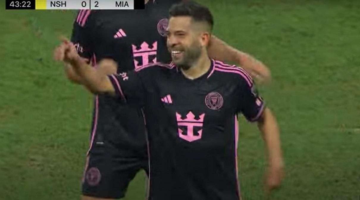 Жорді Альба святкує гол / Скріншот з трансляції