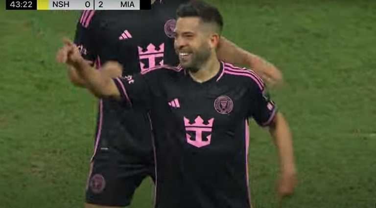 Жорді Альба святкує гол / Скріншот з трансляції Жорді Альба святкує гол / Скріншот з трансляції