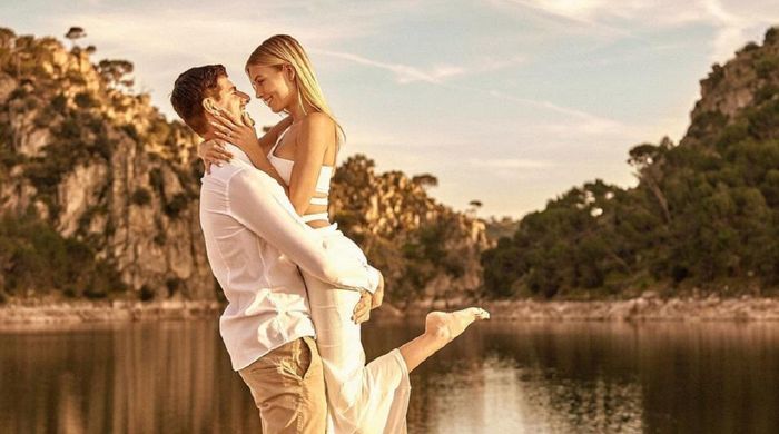 Куртуа проміняв Євро-2024 на поцілунки розкішної коханої – пара втекла на Сардинію