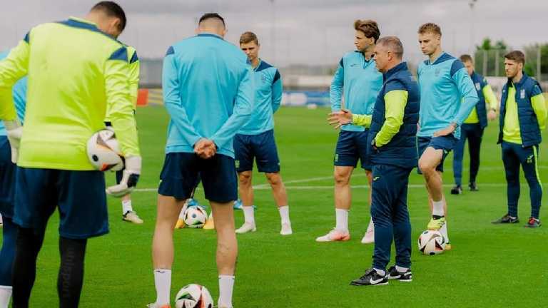 Сергей Ребров с игроками / Фото Андрея Ющака Сергей Ребров с игроками / Фото Андрея Ющака