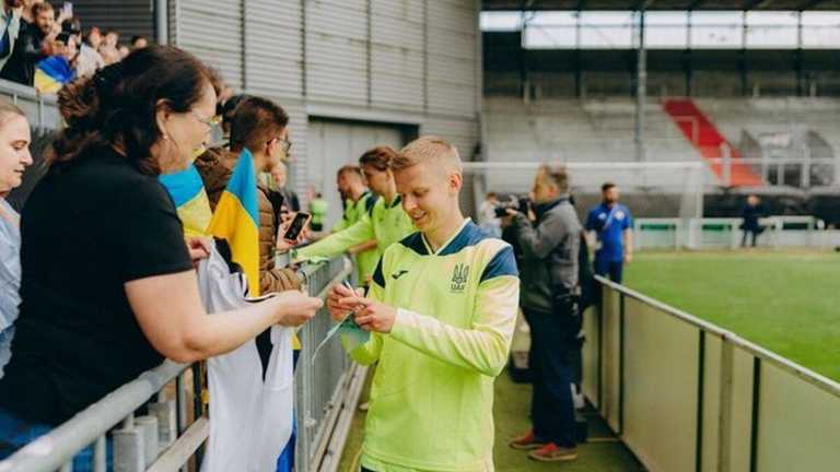 Сборная Украины с фанатами / фото УАФ Сборная Украины с фанатами / фото УАФ