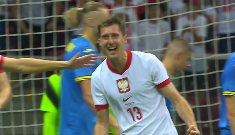 Тарас Романчук празднует гол в ворота Украины / Скриншот с трансляции