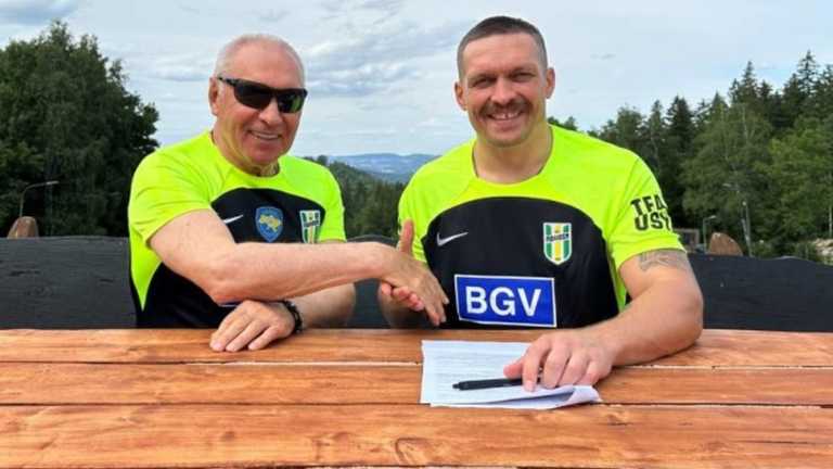 Усик підписує контракт з Поліссям / фото ФК Полісся Усик підписує контракт з Поліссям / фото ФК Полісся