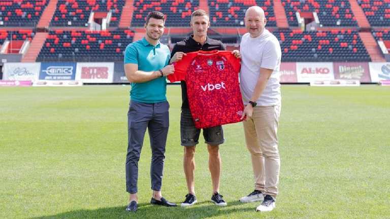 Роман Гончаренко (в центрі) / ФК Верес Роман Гончаренко (в центрі) / ФК Верес