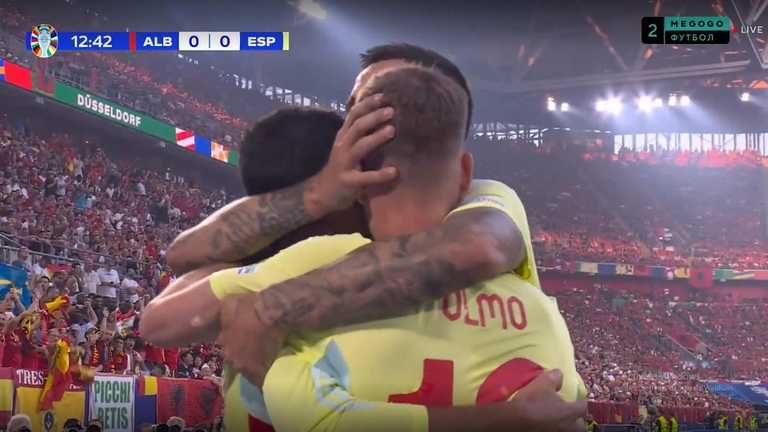 Іспанці святкують гол / Скріншот з трансляції Іспанці святкують гол / Скріншот з трансляції