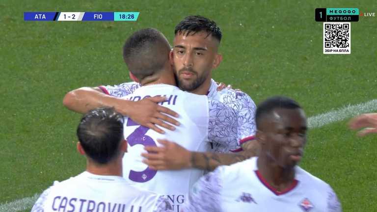 Игроки Фиорентины празднуют гол / Скриншот с трансляции Игроки Фиорентины празднуют гол / Скриншот с трансляции