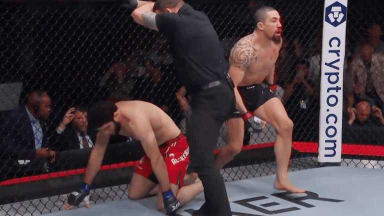 Віттакер здобуває перемогу нокаутом / Скріншот з відео Віттакер здобуває перемогу нокаутом / Скріншот з відео