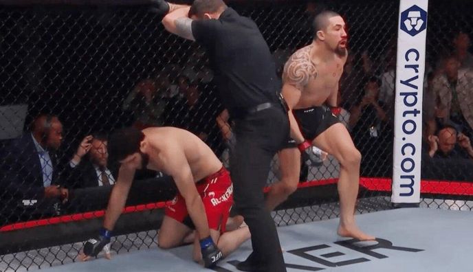 Экс-чемпион UFC эффектным нокаутом уничтожил россиянина в первом раунде – видео избиения