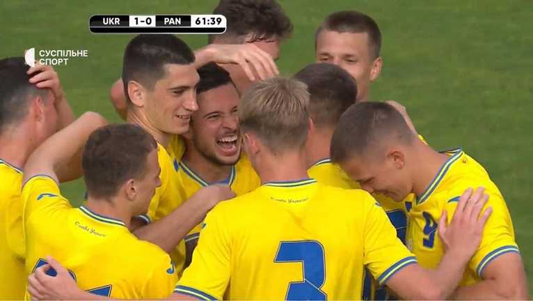 Гравці збірної України святкують гол / Скріншот з трансляції