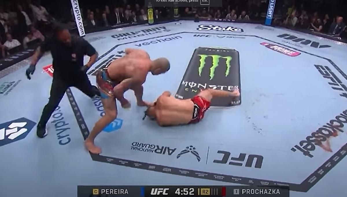 Перейра атакує Прохазку / Скріншот з трансляції