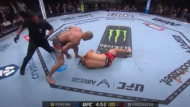 Перейра атакує Прохазку / Скріншот з трансляції Перейра атакує Прохазку / Скріншот з трансляції