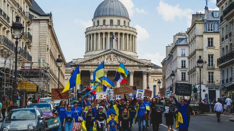 Митинг в Париже в честь погибших украинских спортсменов Митинг в Париже в честь погибших украинских спортсменов