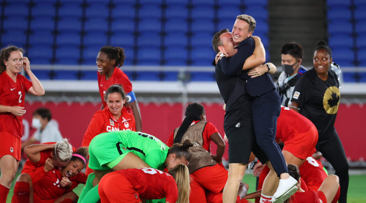 Бев Прістман святкує перемогу з Канадою / Фото з X