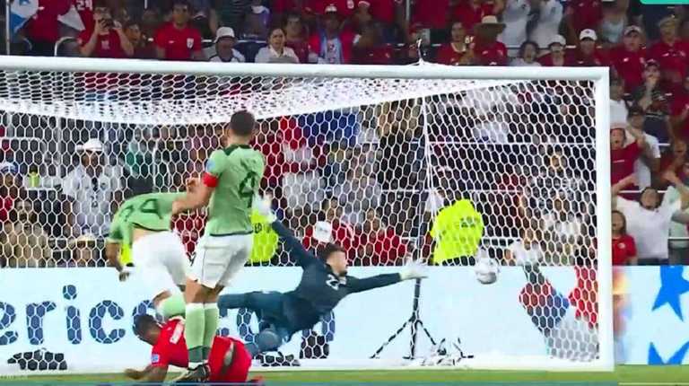 Герреро забивает Боливии / Скриншот с трансляции Герреро забивает Боливии / Скриншот с трансляции