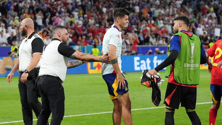 Альваро Мората після зіткнення з стюардом / Фото Bradley Collyer/PA Альваро Мората після зіткнення з стюардом / Фото Bradley Collyer/PA