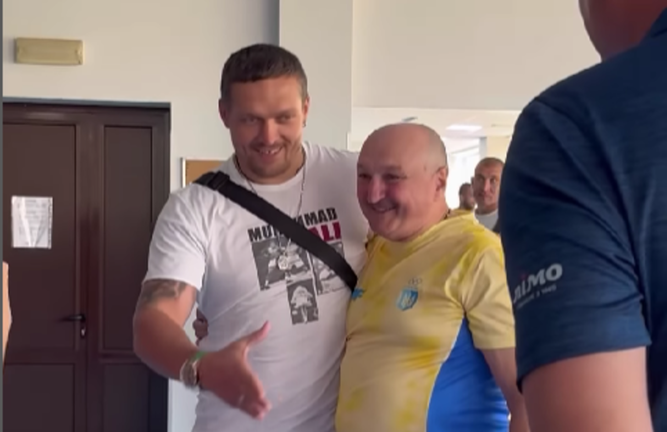 Олександр Усик з тренером збірної України Дмитром Сосновським / Скріншот з відео Олександр Усик з тренером збірної України Дмитром Сосновським / Скріншот з відео