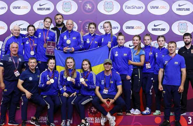 Жіноча збірна України з боротьби U-20 / фото з Facebook