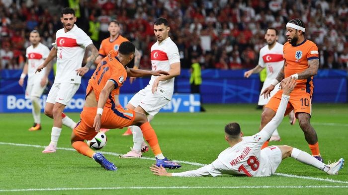 Нидерланды оформили молниеносный камбэк с Турцией и стали последним полуфиналистом Евро-2024