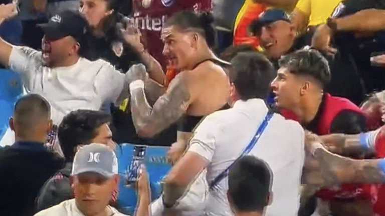 Дарвін Нуньєс б'ється з фанатами / Фото з X Дарвін Нуньєс б'ється з фанатами / Фото з X