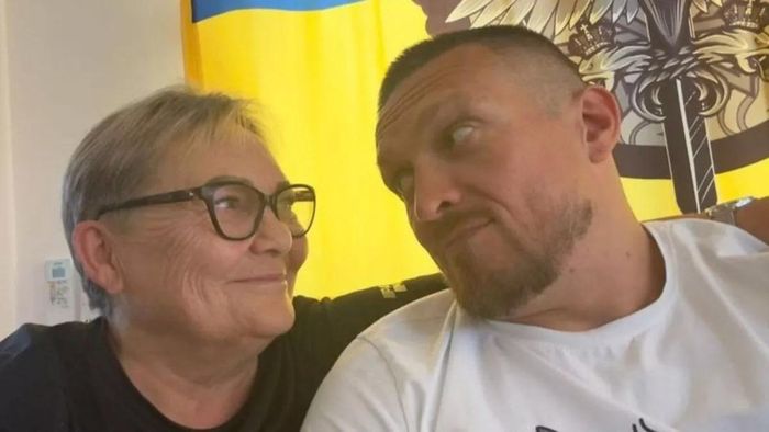 Мать просила Усика завершить карьеру после победы над Фьюри - известен ответ украинца