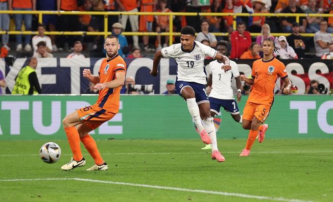 Англия шокировала Нидерланды голом на 90-й и стала вторым финалистом Евро – судейский скандал и "джокеры" Саутгейта