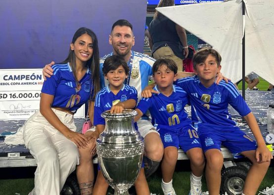 Возлюбленная Месси очаровала фанатов семейными фото после победы Аргентины на Копа Америка – Лионель тоже в кадре