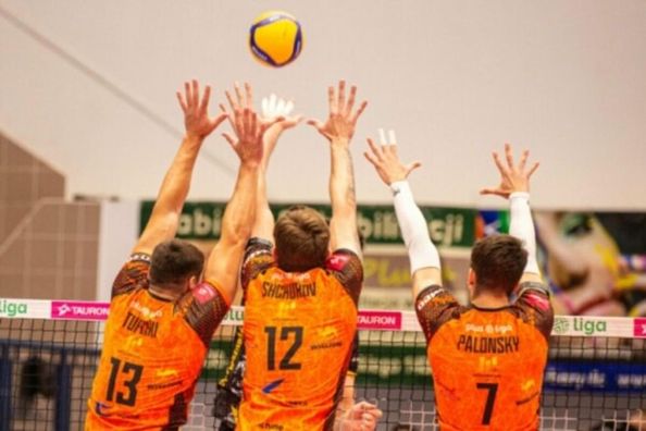 Волейбольный Барком-Кажаны будет готовиться к сезону в Польше на песке и под открытым небом