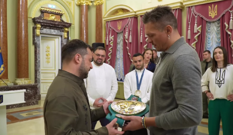 Володимир Зеленський та Олександр Усик / Скріншот з відео Володимир Зеленський та Олександр Усик / Скріншот з відео