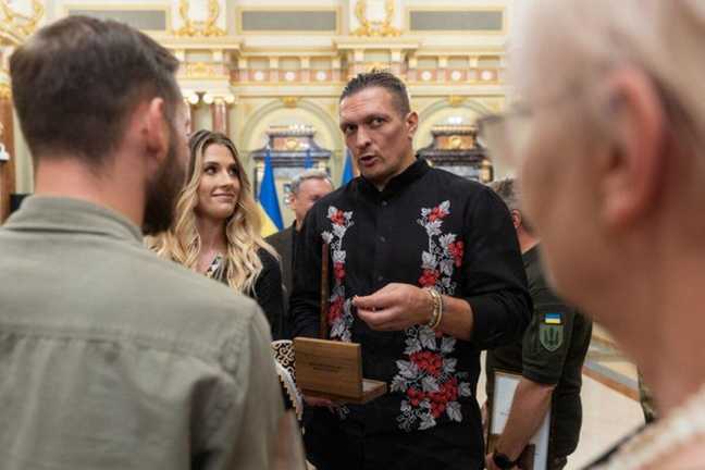 Харлан и Усик получают награды / Официальное интернет-представительство Президента Украины Харлан и Усик получают награды / Официальное интернет-представительство Президента Украины