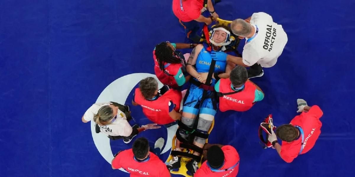 Медики виносять Каталіну Аксенте на ношах / фото: twimg.com Медики виносять Каталіну Аксенте на ношах / фото: twimg.com