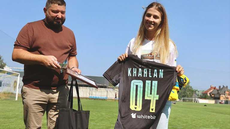 Ольга Харлан з футболкою / фото: ФК Металіст 1925 Ольга Харлан з футболкою / фото: ФК Металіст 1925