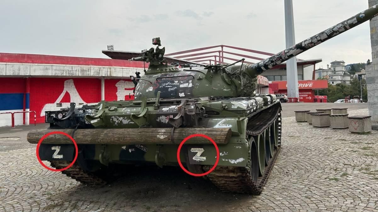 Танк у входа на стадион / фото: NRK