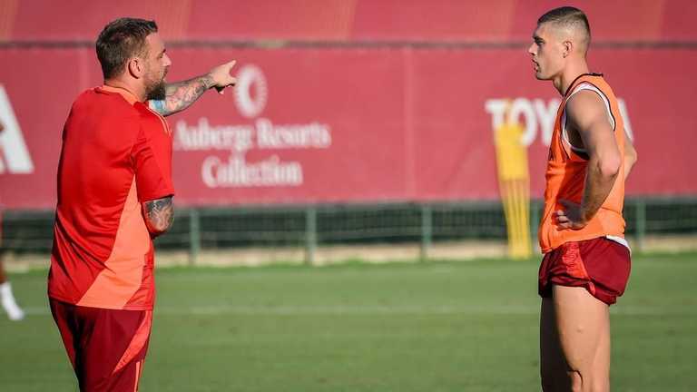 Де Россі та Довбик / Photo by Fabio Rossi/AS Roma via Getty Images Де Россі та Довбик / Photo by Fabio Rossi/AS Roma via Getty Images