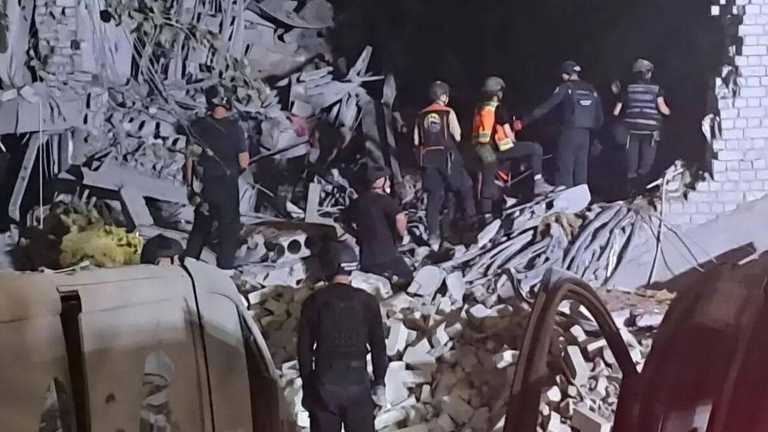 Готель Аврора після влучання ракети / фото: Дніпропетровська ОВА Готель Аврора після влучання ракети / фото: Дніпропетровська ОВА